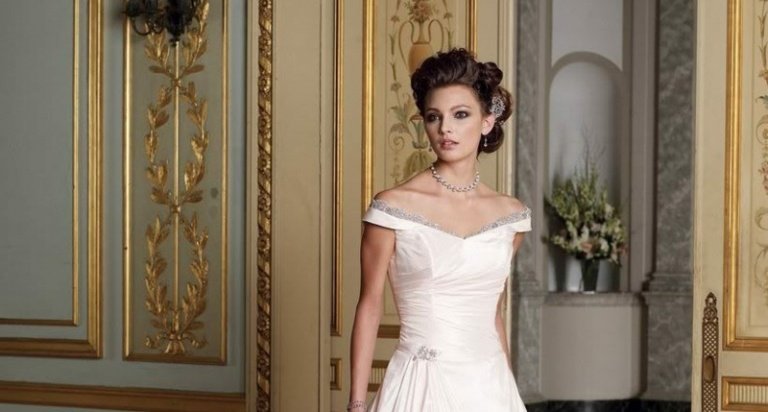 Šaty bez ramienok sa najlepšie nosia s updo účes pre šaty bez ramienok updo kučery romantický styling nevesta nápad