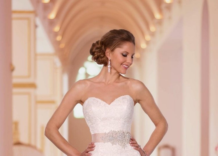 elegantný drdol z chignonu a malý quiff na objem Účes pre šaty bez ramienok, chignon-hlboko zastrčené