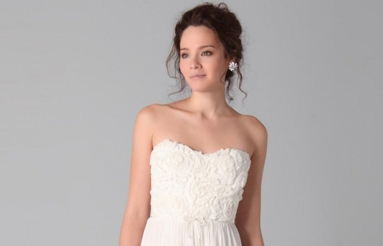 Updo pre kučeravé vlasy s pripnutými prameňmi účes-šaty bez ramienok-updo-pripnuté-melíry