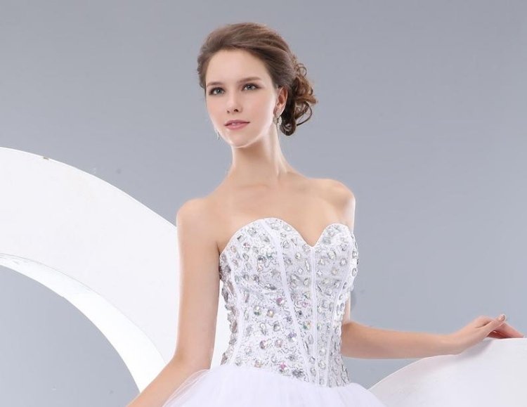 elegantný chignon zastrčený hlboko na svadbu účes-šaty bez ramienok-chignon-hlboká-svadba