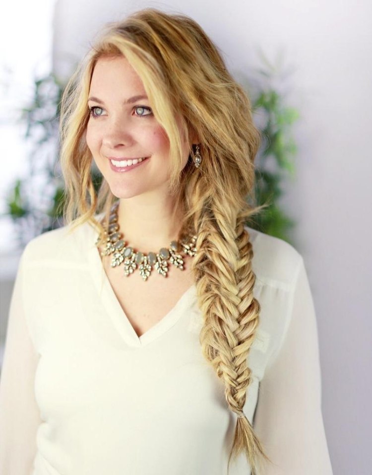 Boho chic s ležérnym vrkočom na boku a výraznou retiazkou účes-prvé rande-vrkoč-ležérne-blond-boho-šik-retiazka na vlasy