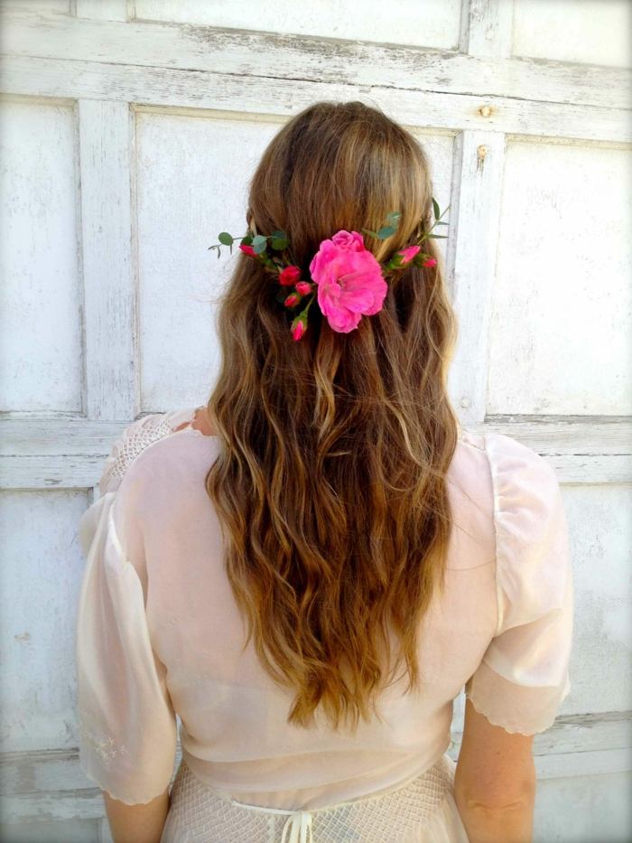 pootvorený účes vlny jarné kvety doplnok deco