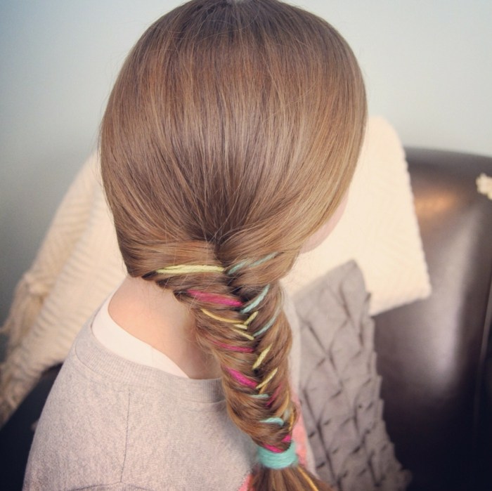 dámsky účes ležérny vrkoč farebné stužky rybia kosť