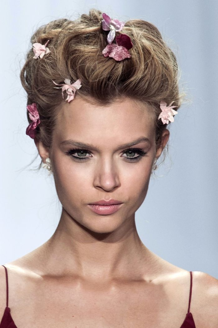 updo elegantné spony doplnkov jarných kvetov