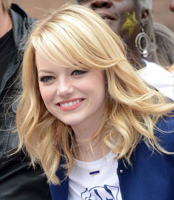Emma Stone nosí ofinu, aby ladila s jej okrúhlou tvárou ladiaci-účes-nápady-okrúhly tvar tváre-ležérna ofina