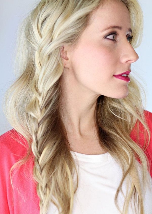 Bočné lúčenie-štýlový-účes-so-seilichem-vrkočom-voľne pletené