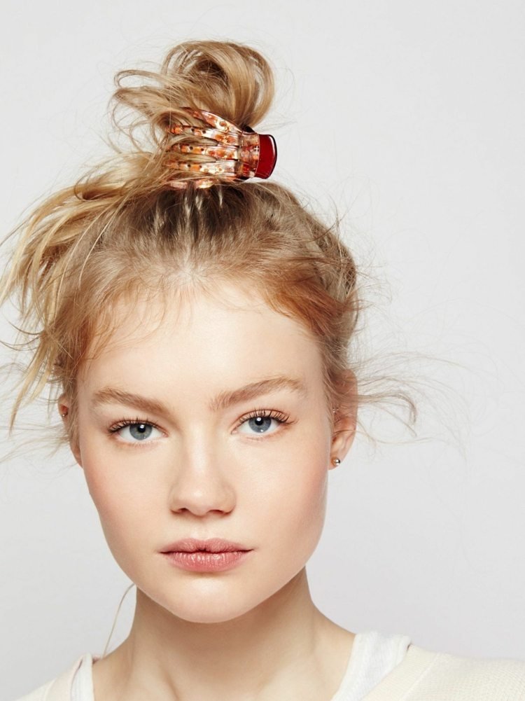 Rozstrapatený účes s drdolom a stredne dlhými vlasmi barrette quick updos