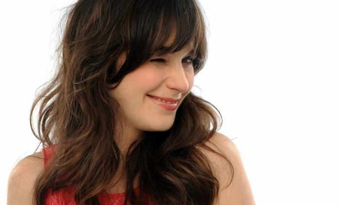 Zooey Deschanel so strapatými vlasmi a ofinou Účes Deschanel s vašim poníkom