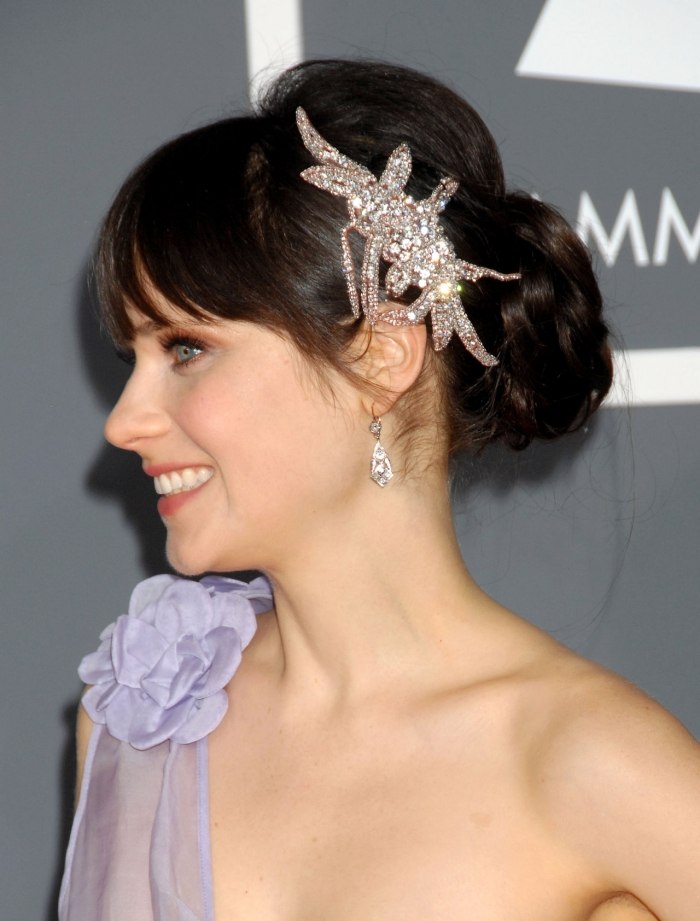Drdol s peknými vlasovými doplnkami - spona s kamienkami účes-vianoce-nápady-drdol-vlasové doplnky-Zooey-Deschanel