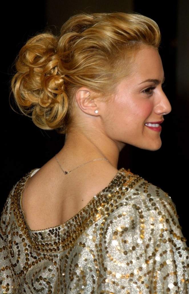 Updo so žemľou - Brittany Murphy účes-vianočné nápady-updo-drdol-brittany-murphy