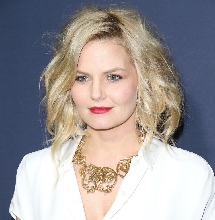 Príklad účesu Jennifer Morrison s umelým bobom účes-na-ohlávka-krk-šaty-svadba-jennifer-morrison-faux-bob
