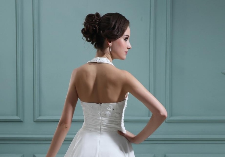 elegantný vlnitý drdol s bočnou ofinou účes-na-ohlávku-šaty-na svadbu-updo-drdol-kučeravé-bočné ofiny