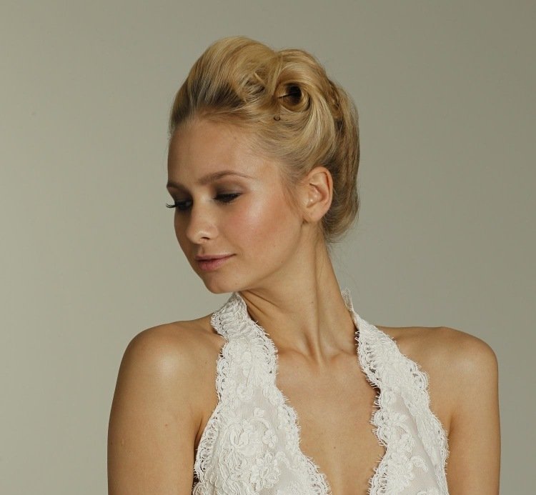 Retro účes so vzhľadom quiff a rockarolla účes-na-ohlávku-krk-šaty-svadba-updo-hair-roll-rockarolla