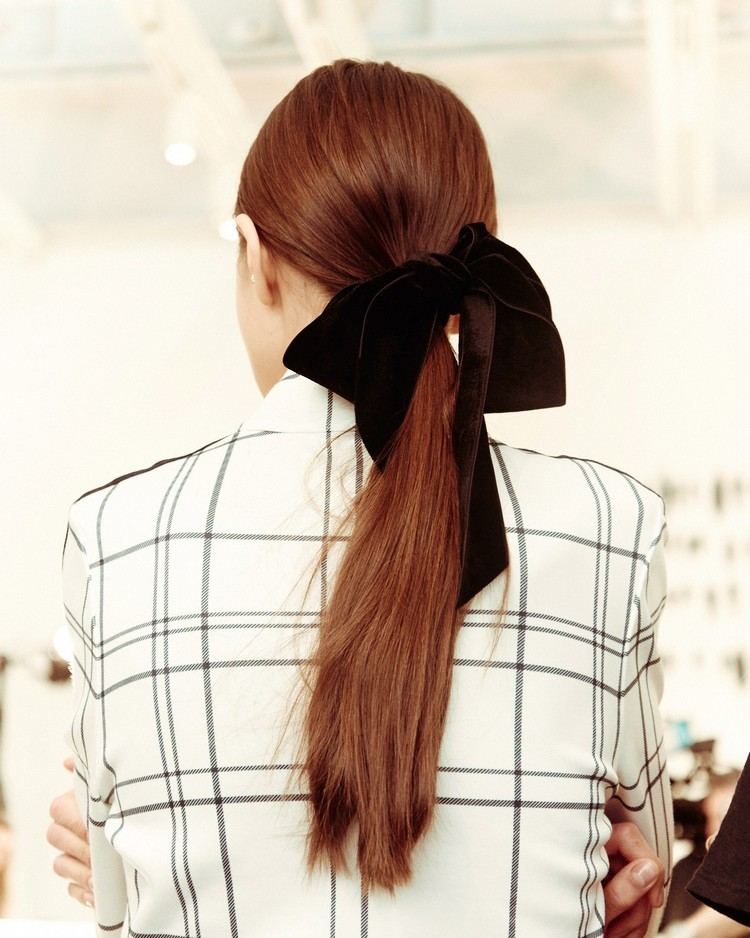 účesy-trendy-vlasové doplnky-vlásenky-chvosty