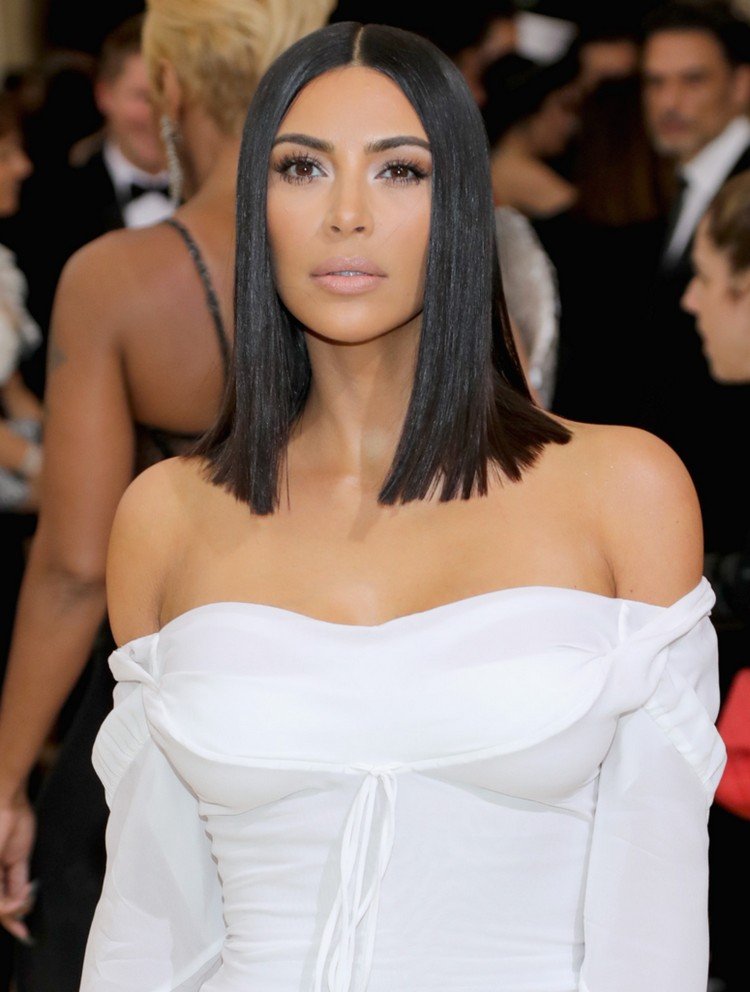 účes-trendy-dlhý-bob-elegantný-pohľad-stredná rozlúčka