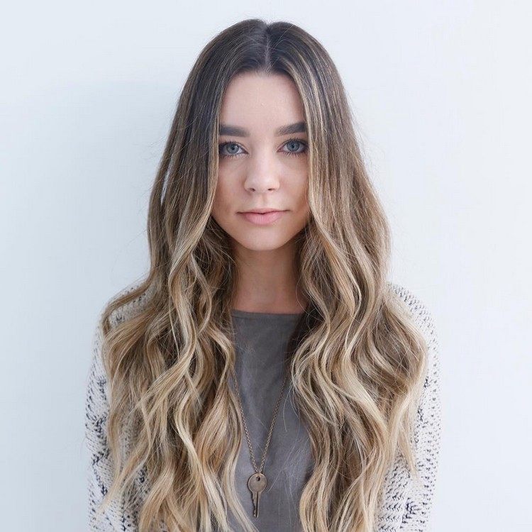 účesy-trendy-farby-vlasov-balayage-dlhé-vlasy-vlny