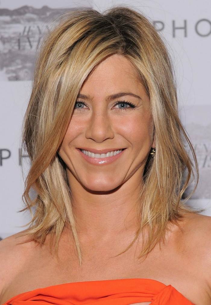 vlasy po plecia zosvetlené farbou na vlasy stredne dlhé vlasy-Jennifer-Aniston