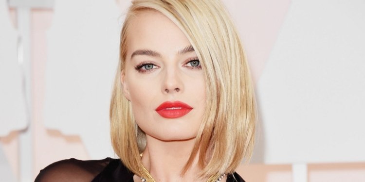 Elegantný účes s vlasmi po ramená a bočným delením účesy pre blond vlasy dĺžka po plecia-myšlienková rozchod-elegantná-červená-rúž