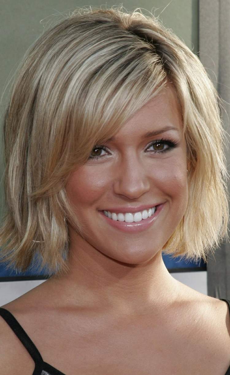 Účesy pre blond vlasy - bočne rozdelený bob účesy-pre-blond-vlasy-bokom-ofina-bob-nápad-styling