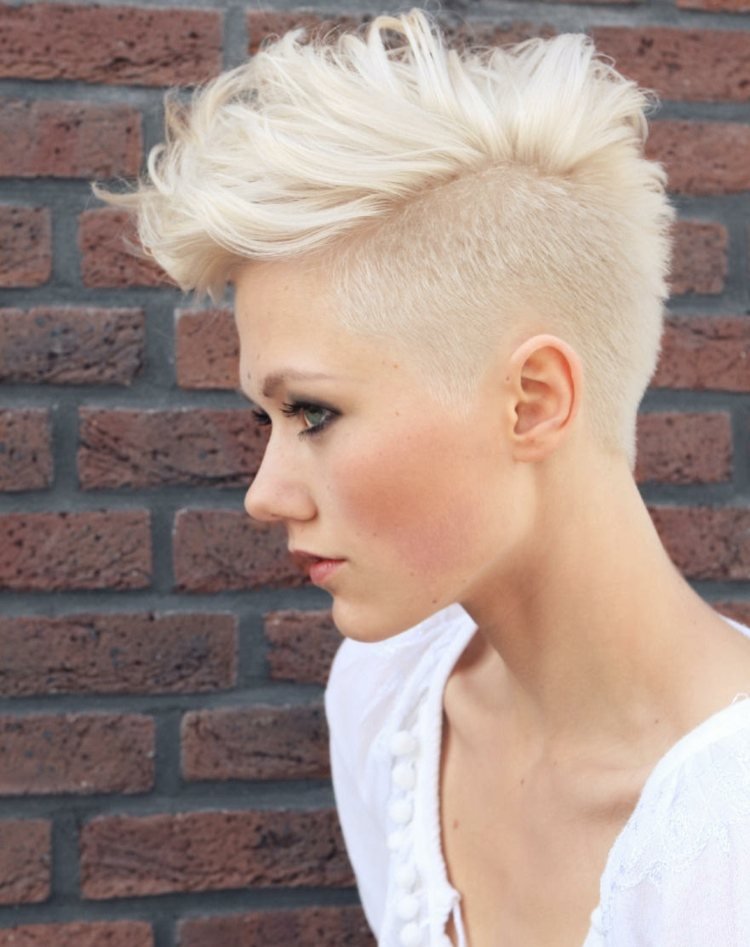 Nápad na účes s vykrojením do strany účesy-pre-blond-vlasy-platina-farba-sidecut-dámy