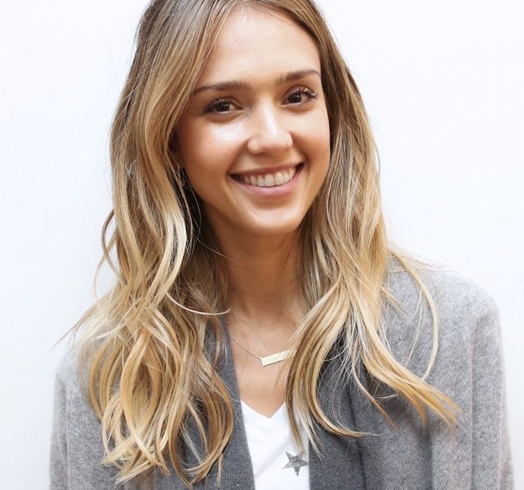 Účes pre blond vlasy - vlny pre väčší objem Účes blond hviezdičky strih blond kučery stredne dlhé