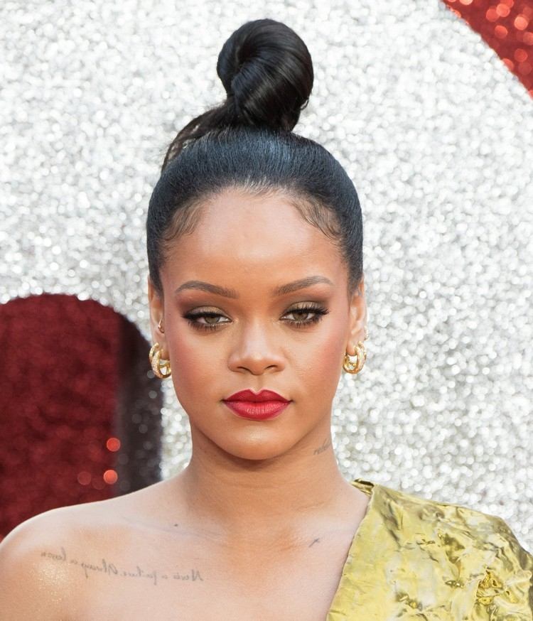 Aktualizácie účesov Rihanna pre hranatú tvár