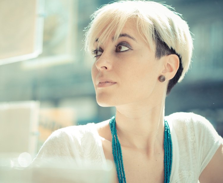 účesy krátke blond jemné vlasy dve farby