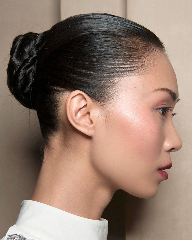 Účesy pre mastné vlasy Rýchla aktualizácia Messy Bun