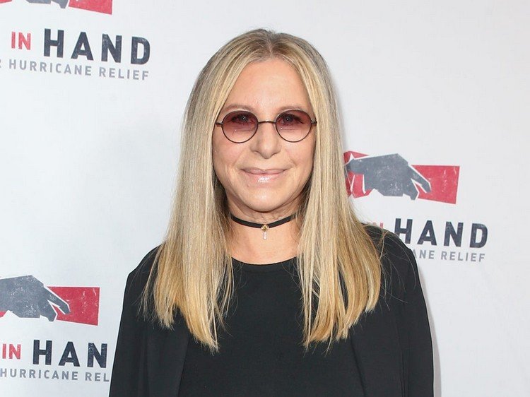 Účes Barbra Streisand strednej dĺžky s okrúhlymi okuliarmi