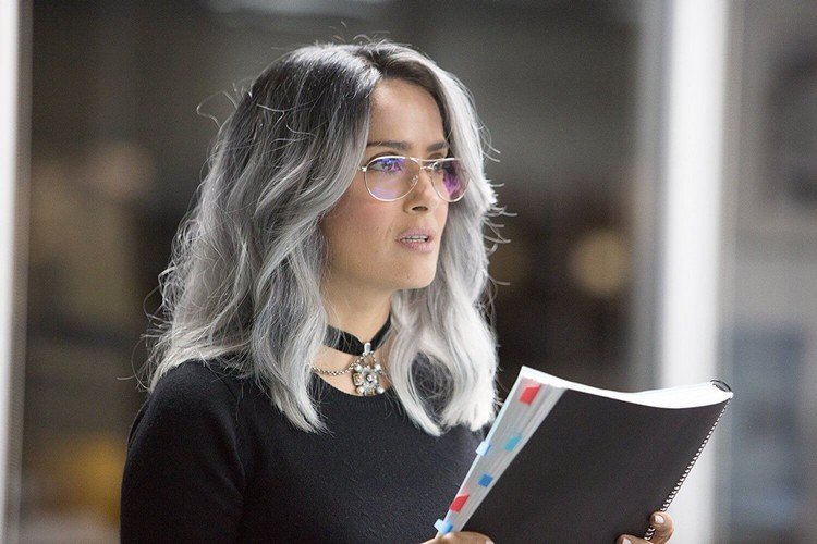 Účes Salma Hayek pre ženy nad 50 rokov stredne dlhá vlnitá farba vlasov soľ a korenie