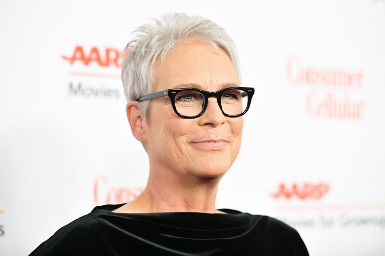 drzý krátky zostrih pre ženy nad 50 rokov s okuliarmi Jamie Lee Curtis