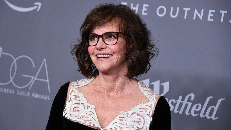 Vrstvený strih s účesom s strapcovým poníkom pre ženy nad 50 rokov s okuliarmi Sally Field