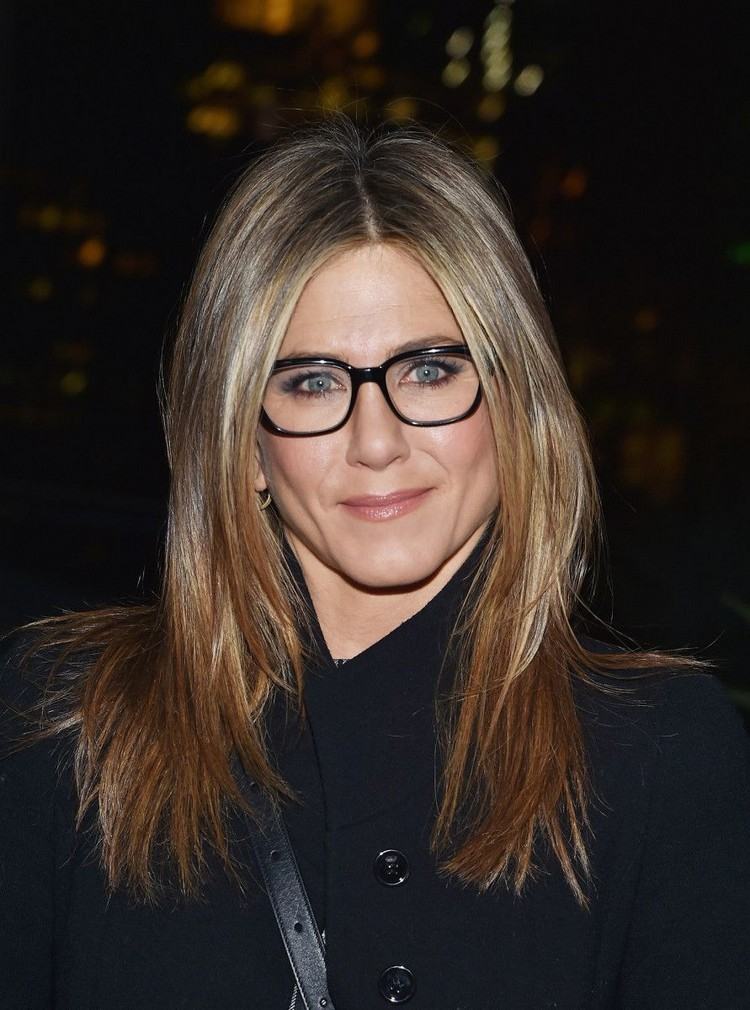 dlhé vlasy bez ofiny s okuliarmi Jennifer Aniston