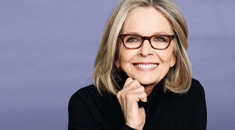 Účes Diane Keaton stredne dlhý bob s okuliarmi