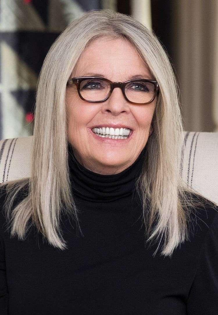 Upravte platinové blond vlasy rovné s okuliarmi Diane Keaton