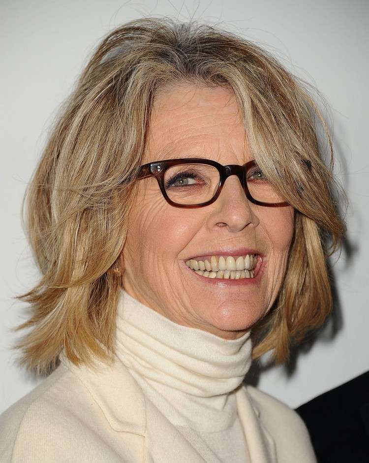 Účesy pre ženy nad 50 rokov s okuliarmi odstupňovaného bob Diane Keaton