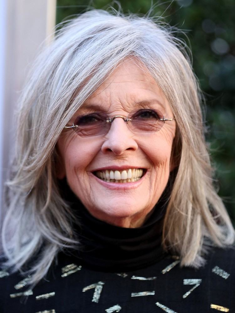 Účes Diane Keaton stredné vrstvy sivých vlasov