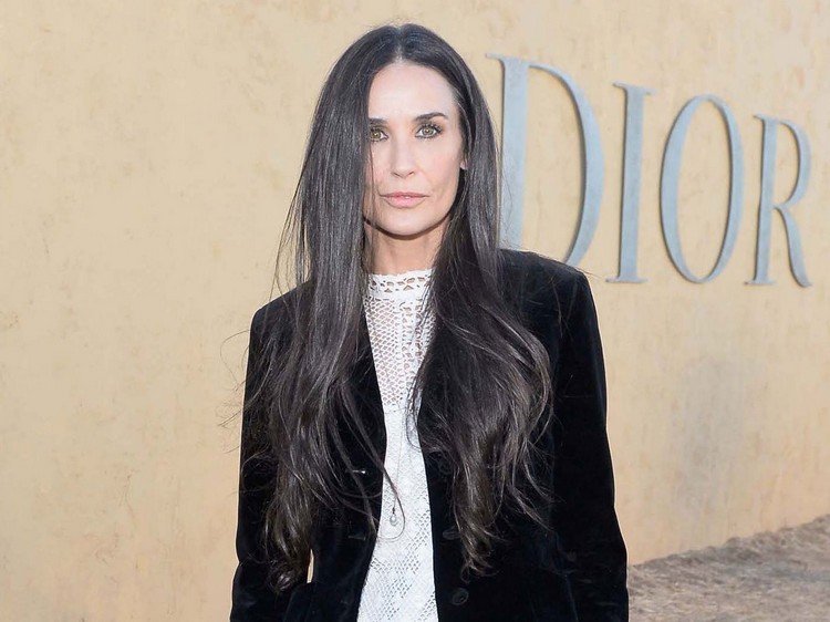Účesy ženy nad 50 rokov dlhé vlasy Demi Moore účesy 2020