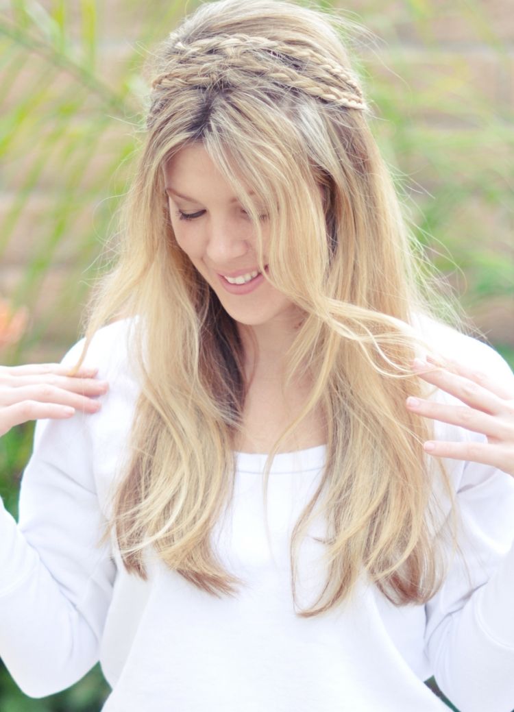 Boho chic otvorené vlasy s čelenkou z vrkôčikov účesy-jar-2015-open-hair-boho-chic-hair-band-plait-