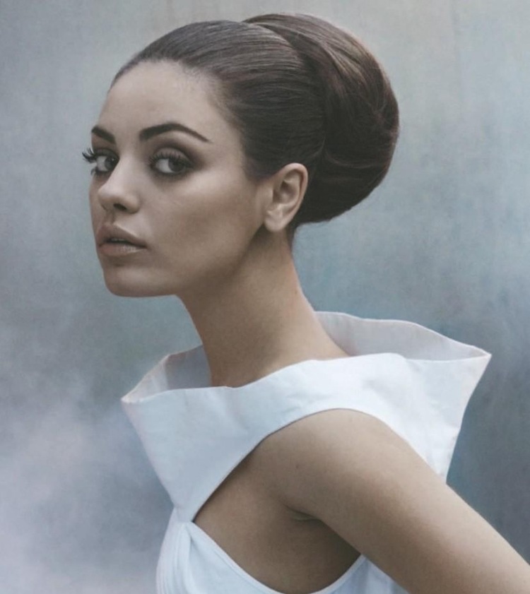 veľký drdol a rovné vlasy pre elegantný vzhľad účesy-jar-2015-veľký-drdol-mila-kunis