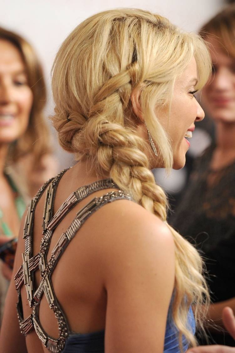 Shakira vrkoč nosený na boku trendový-účes-vrkoč-nosený-bokom-shakira