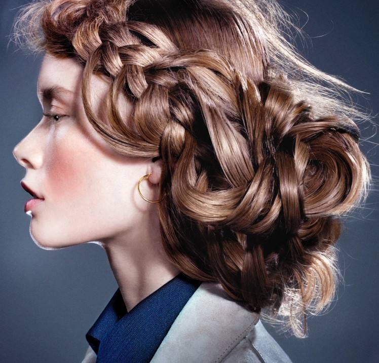 Pletený účes s veľkým drdolom uviazaným na boku Účesy na jar 2015 zapletané účesy-drdoly-trendy