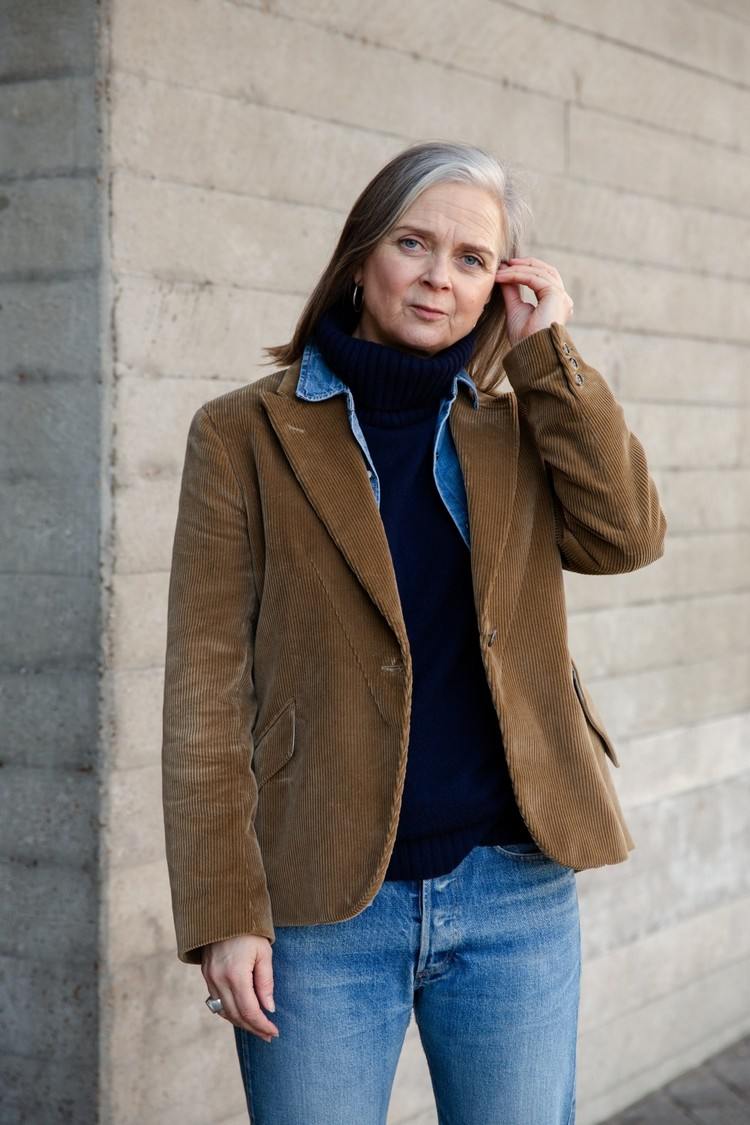 Účesy s dlhými bobmi a šedými vlasmi Stredne dlhé dvojfarebné vlasy