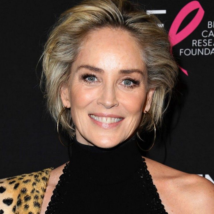 Účesy sivé vlasy stredne dlhé sivé vlasy vyrastú prechod