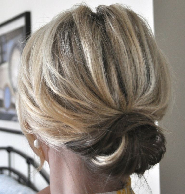 Môžete si zopnúť vlasy do nízkeho drdola ako updo účesy pre stredne dlhé vlasy nízky drdol ležérny styling ženy