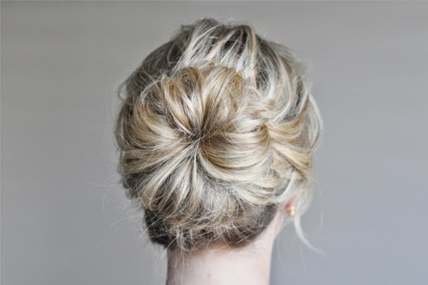 ležérne účesy sami urobíte drdoly blond Účesy sami robia drdoly z blond prameňov