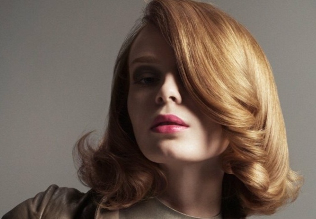 stredne dlhé vlasy zlaté vlny ružový rúž