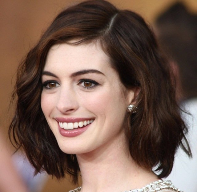 Účes na vlasy bob hnedá červená farba