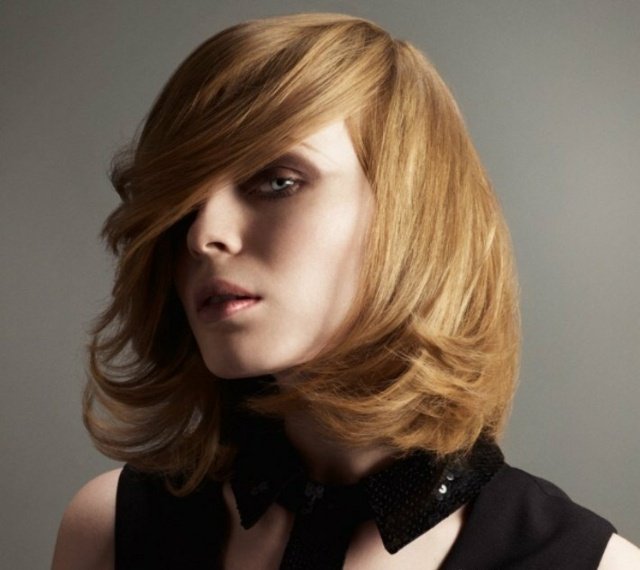 Účes štýl účesu fénovaný