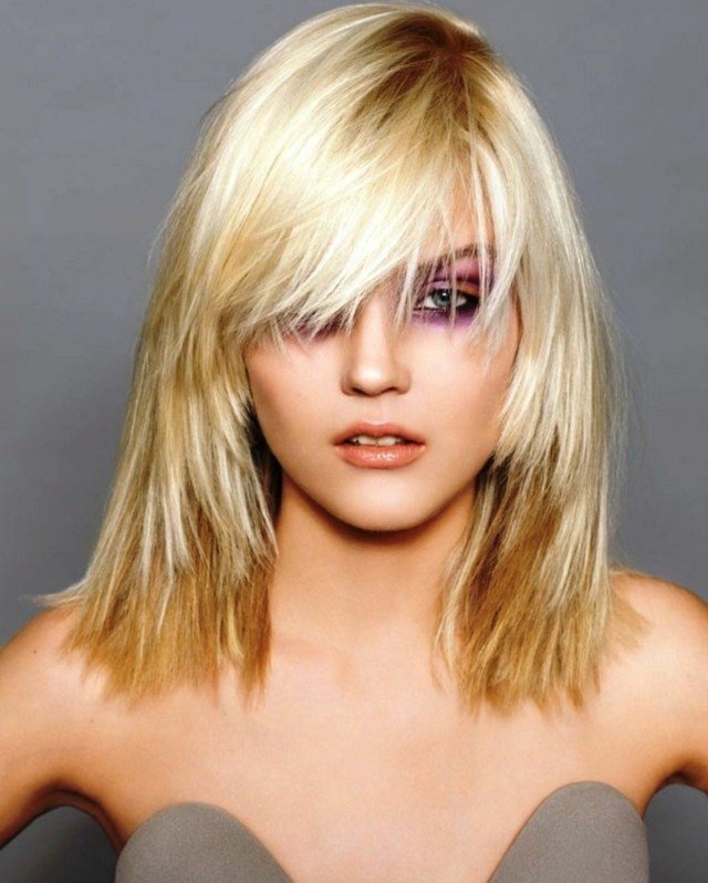 Účes s vlasmi nabok trčí do prameňov vlasov